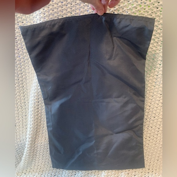 Unbranded Multipurpose Gray Zippered Nylon Pouch/Bag; 12.5" W x 19.5" H - Picture 3 of 7